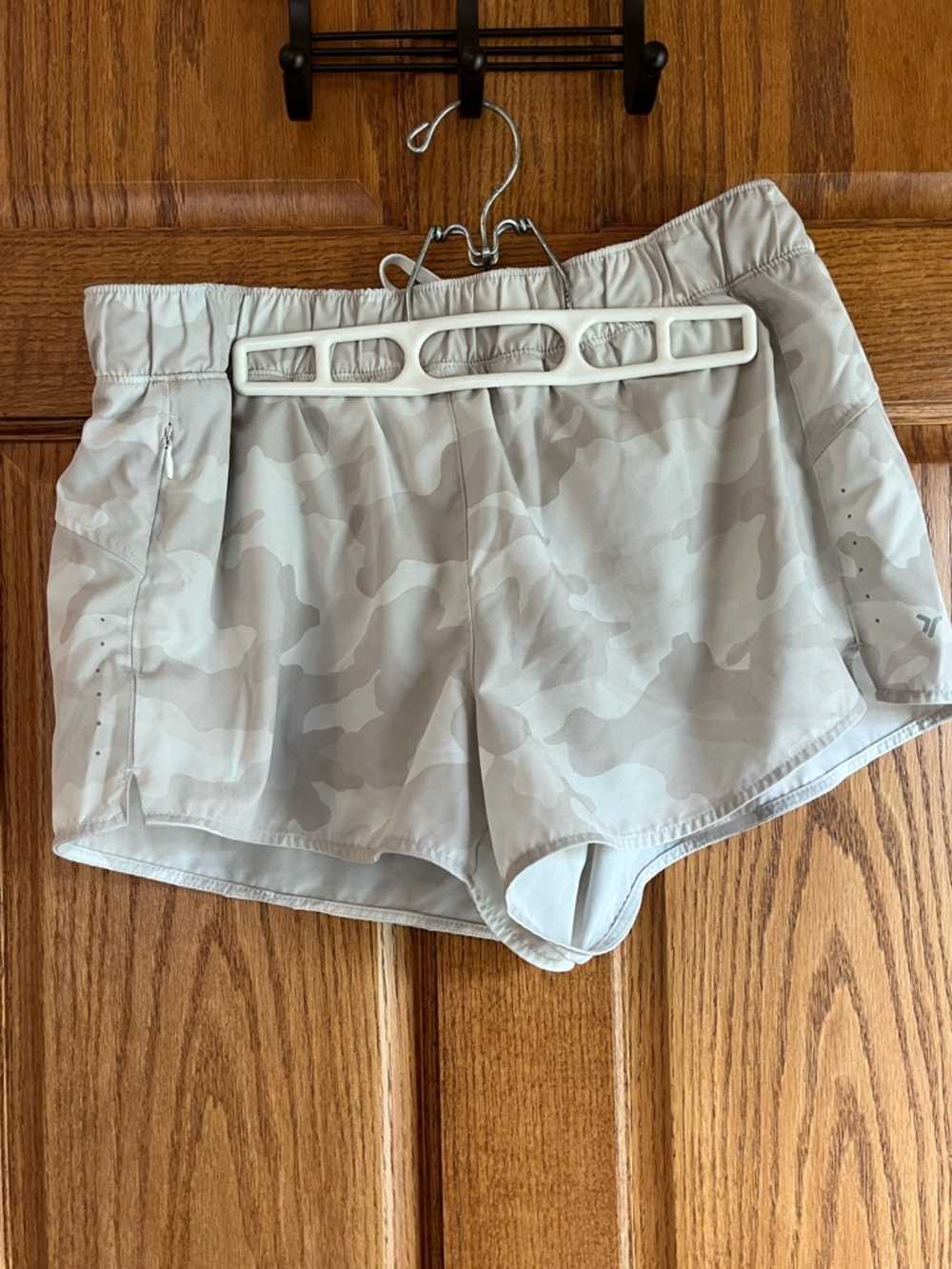 Women's Light Gray Camo Active Shorts Old Navy Large Zip Pocket, Panty Lined